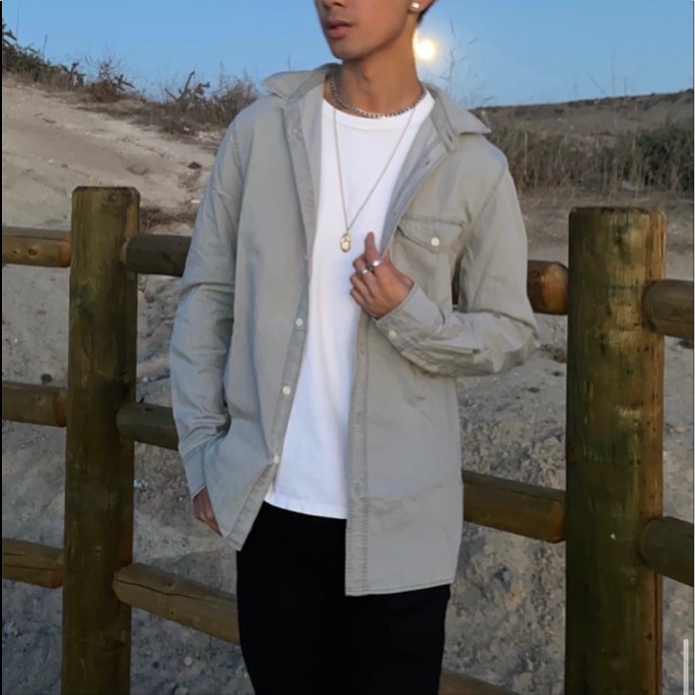 H&M DIVIDED BUTTON UP SHIRT
